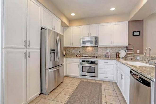 Không gian nấu nướng vô cùng gọn ghẽ khi tất
cả thiết bị, vật dụng đều được cất gọn trong hệ tủ bếp cao kịch
trần.