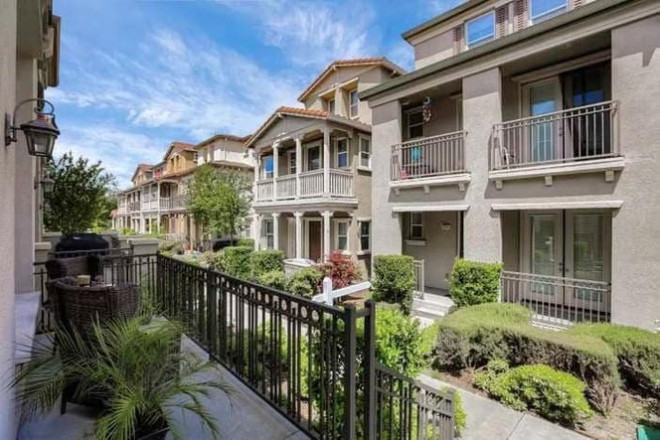 Bao quanh biệt thự của Nhật Tinh Anh ở Mỹ là
khuôn viên cây xanh thoáng mát, sạch sẽ.