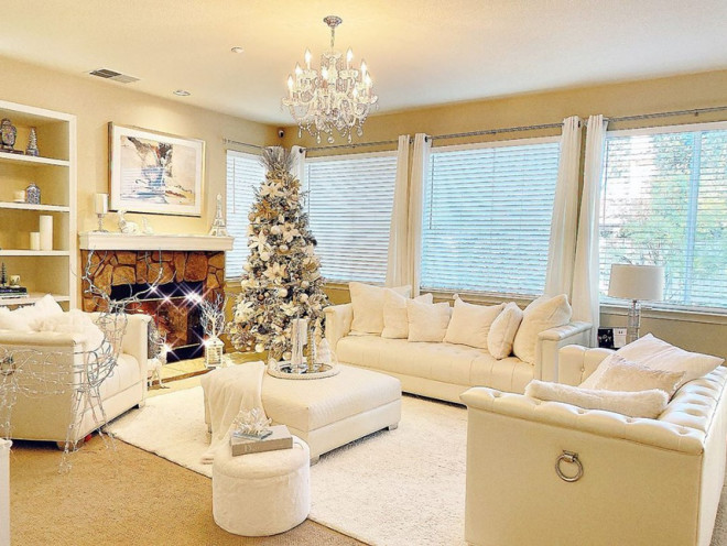 Phòng khách ngập tràn ánh sáng khi có cửa sổ
lớn giúp đón ánh nắng và không khí trong lành.