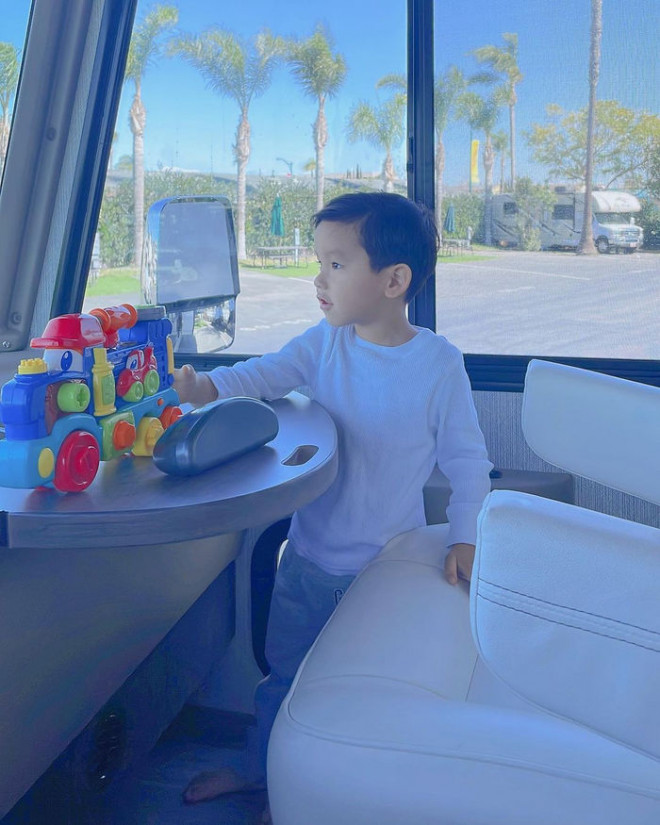 Con trai đầu lòng của nàng hậu cũng đã sớm
check-in với phương tiện di chuyển tiện lợi. Ảnh: IG
phamhuongbee