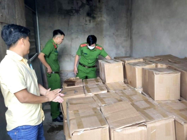 Thị trường - Tiêu dùng - Nhà nghỉ biến thành kho chứa hàng hóa không rõ nguồn gốc với số lượng "khủng"