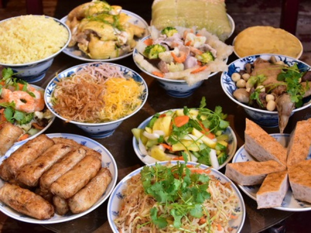 Ẩm thực - Đến làng Bát Tràng nghe người nghệ nhân hướng dẫn cách làm các món ăn trên mâm cỗ thắp hương truyền thống