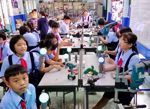 Học sinh Trường THCS Lê Quý Đôn (TP HCM) trong giờ học STEM.Ảnh: KHOA NGUYỄN