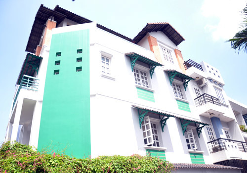 Một góc biệt thự của nam nghệ sĩ. Từ xa có thể
dễ dàng nhận ra bởi hai gam màu trắng - xanh nổi bật cùng dàn dây
leo phủ kín hàng rào.