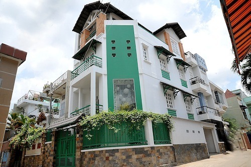 Không gian sống của nghệ sĩ Nhật Cường nằm tọa
lạc tại một con hẻm yên tĩnh ở quận Bình Thạnh. Căn nhà với cấu
trúc một trệt, 3 lầu, có tổng diện tích hơn 300m2 với 2 mặt tiếp
giáp hướng Nam và Bắc.