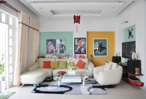 Phòng khách thu hút người đối diện bởi trưng
bày rất nhiều bức hình kỷ niệm của Nhật Cường. Vốn là một fan cuồng
nhiệt của bóng đá, anh cũng thường tụ tập bạn bè đến nhà ăn uống và
cùng theo dõi các trận đấu.