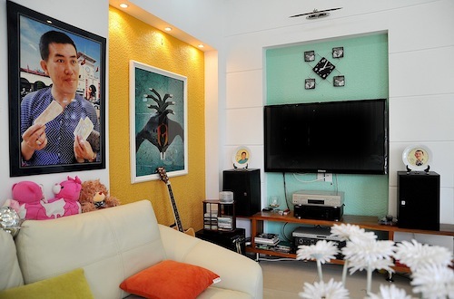 Nhật Cường tự tay chọn mua nhiều đồ vật để
trang trí cho ngôi nhà trong các chuyến lưu diễn nước ngoài.