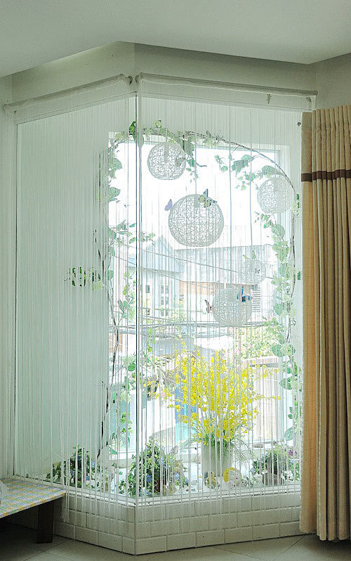 Rèm cửa trắng tua rua nhằm lấy ánh sáng tự
nhiên cho căn nhà. Vốn là người tin phong thủy nên Nhật Cường luôn
chú trọng nội thất phải phù hợp với hướng và bổn mạng của mình.