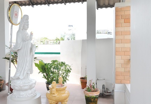 Tượng Phật bà Quan Âm được chủ nhân ngôi nhà
đặt ở giữa tầng thượng. Mỗi ngày, anh thường cầu nguyện cho bản
thân và gia đình. Nhật Cường cũng đặt một bộ bàn ghế để ngồi đọc
sách, uống trà nhằm tìm sự yên tĩnh sau khoảng thời gian bận rộn
cho công việc.