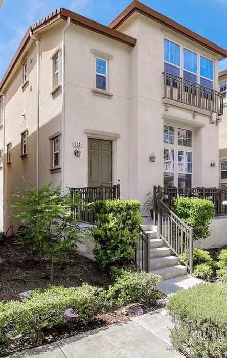 Gia chủ cho biết “luôn luôn cố gắng và chăm
chỉ mỗi ngày để mong thực hiện được giấc mơ Mỹ”. Biệt thự là món
quà mà Nhật Tinh Anh dành tặng cha mẹ an dưỡng tuổi già.