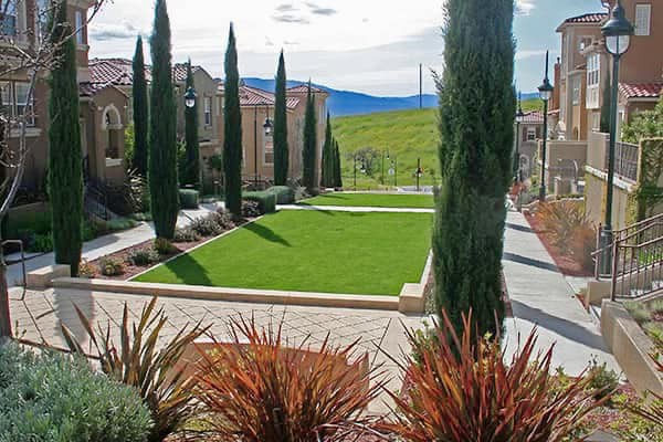 Sở hữu biệt thự này, chủ nhân có thể tận hưởng
bầu không khí trong lành, dễ chịu khi không gian xung quanh ngập
tràn sắc xanh thiên nhiên.