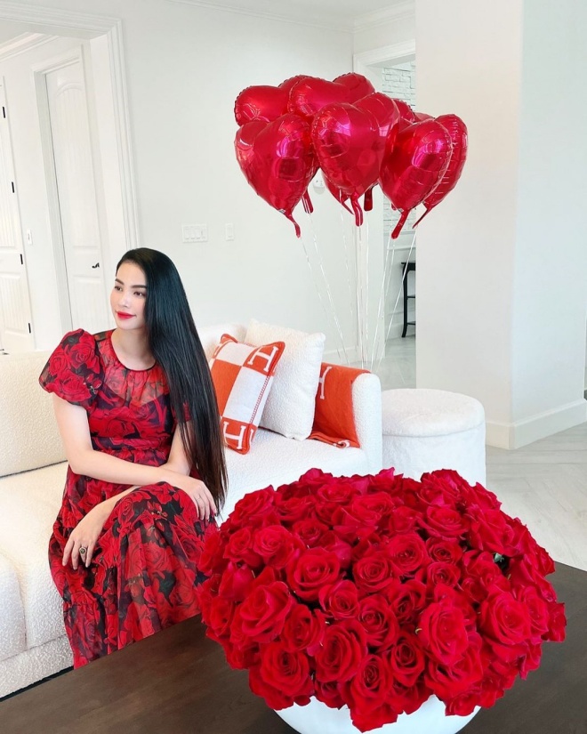 Bên trong nhà 1 màu trắng tinh, tô điểm màu
sắc bằng hoa tươi.