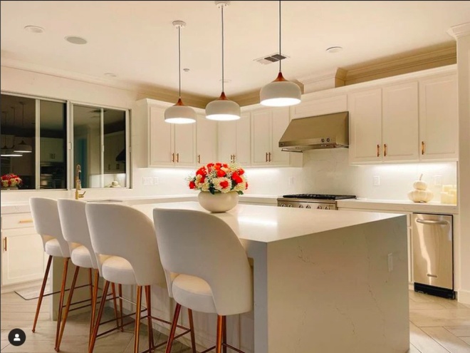 Căn bếp rộng, sạch, sáng