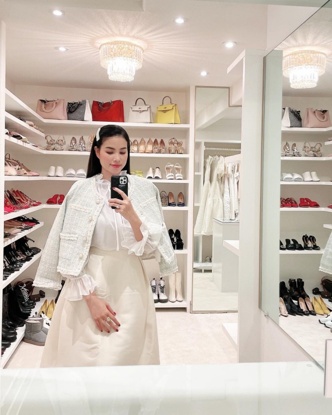 Ngoài ra còn có một căn phòng riêng để hoa hậu
chứa đồ hàng hiệu