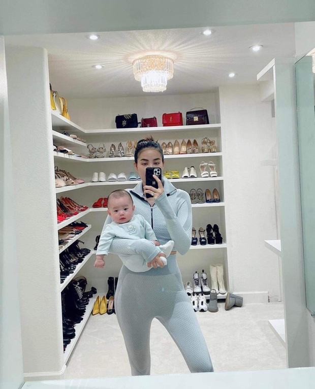 Bà mẹ hai con sớm lấy lại được vóc dáng thon
gọn. Cô tự tin tạo dáng trước gương cùng con trai thứ hai. (Ảnh:
FBNV)