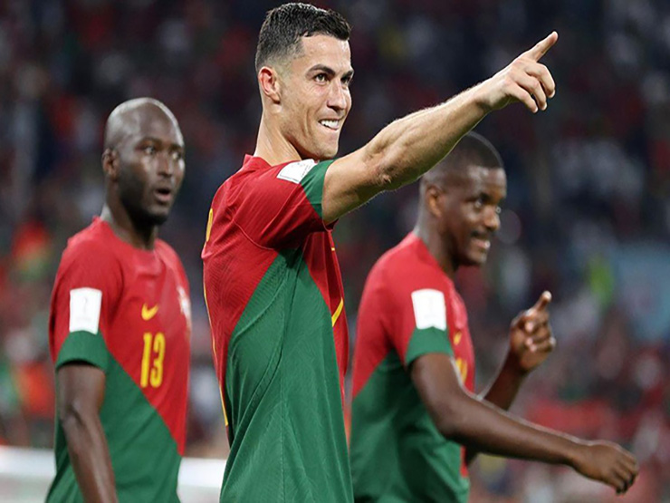 Bóng đá - Fan sửng sốt vì khoảnh khắc "đỏ mặt" của Ronaldo ở trận ra quân World Cup