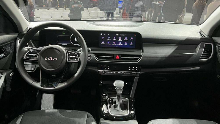 Bước vào bên trong xe, người lái sẽ bắt gặp mặt táp-lô mới và bảng đồng hồ kỹ thuật số cải tiến với màn hình đa thông tin 4,2 inch
