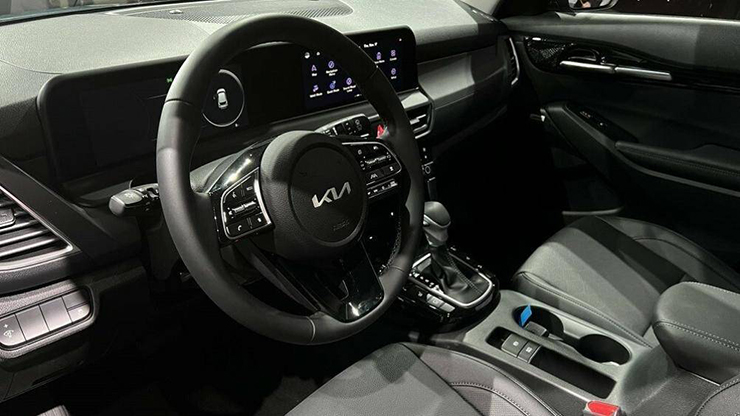 Ở bản cao cấp, mẫu SUV cỡ B này sẽ được trang bị bảng đồng hồ kỹ thuật số LCD 10,25 inch, nối liền với màn hình cảm ứng trung tâm 10,25 inch

