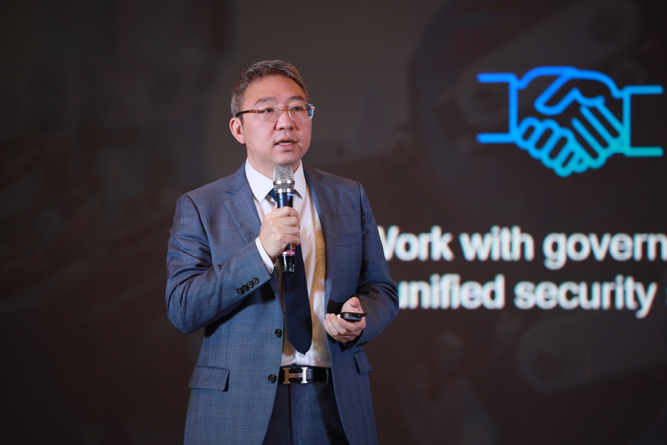Ông Fang Yu&nbsp;- Phó Tổng Giám đốc&nbsp;Huawei&nbsp;Việt Nam báo cáo tại Security Day 2022..