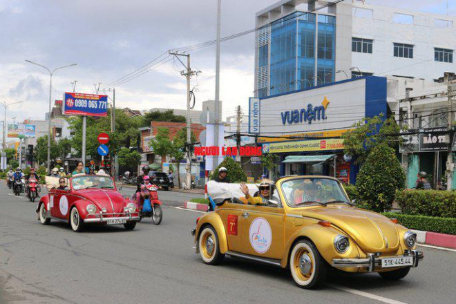 Đoàn xe diễu hành qua nhiều tuyến đường chính trong nội ô TP Bạc Liêu