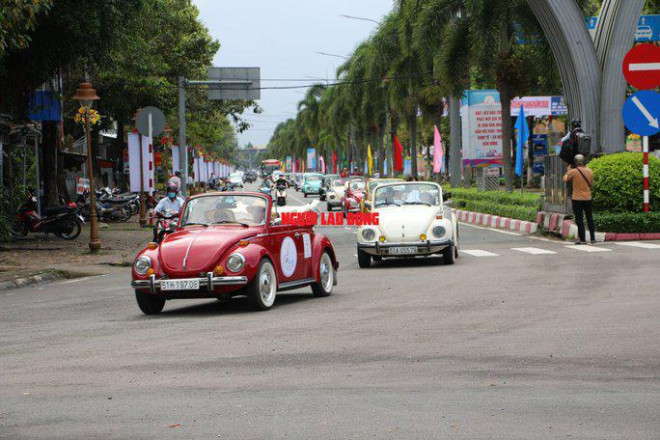 Dàn xe cổ được "hộ tống" bởi lực lượng CSGT