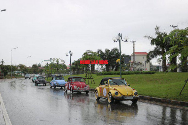 Dàn xe cổ được "hộ tống" bởi lực lượng CSGT