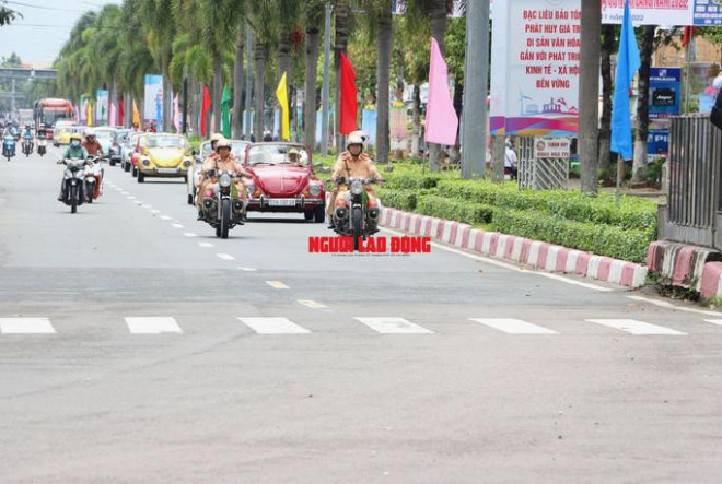 Dàn xe cổ được "hộ tống" bởi lực lượng CSGT