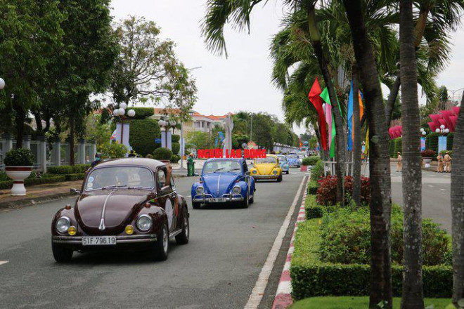 Dàn xe cổ được "hộ tống" bởi lực lượng CSGT