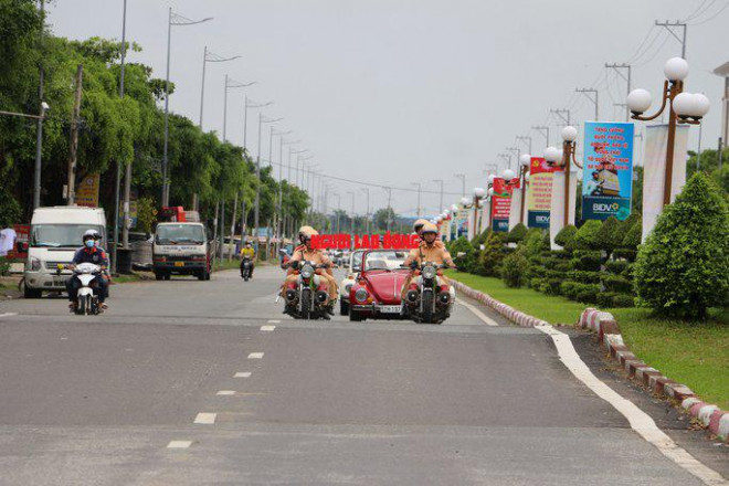 Dàn xe cổ được "hộ tống" bởi lực lượng CSGT