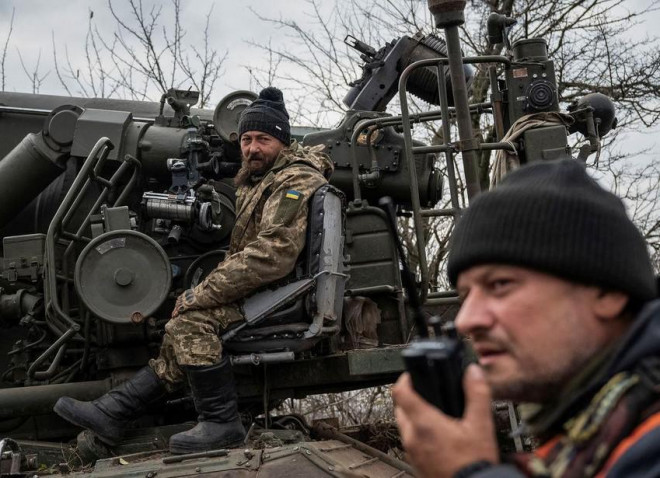 Binh sĩ Ukraine chiến đấu ở tiền tuyến Kherson. Ảnh: REUTERS
