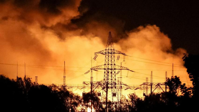 Đường dây điện tại Kharkiv bốc cháy sau 1 cuộc không kích của quân Nga hồi 9-11. ẢNH: REUTERS