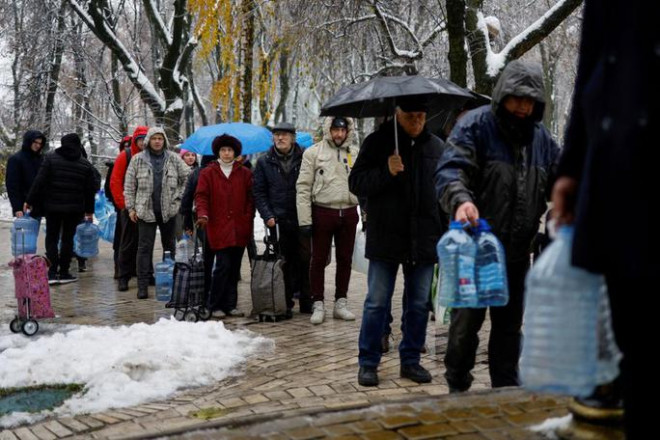 Người dân Kiev xếp hàng lấy nước trong tiết trời lạnh giá hôm 24-11. Ảnh: Reuters