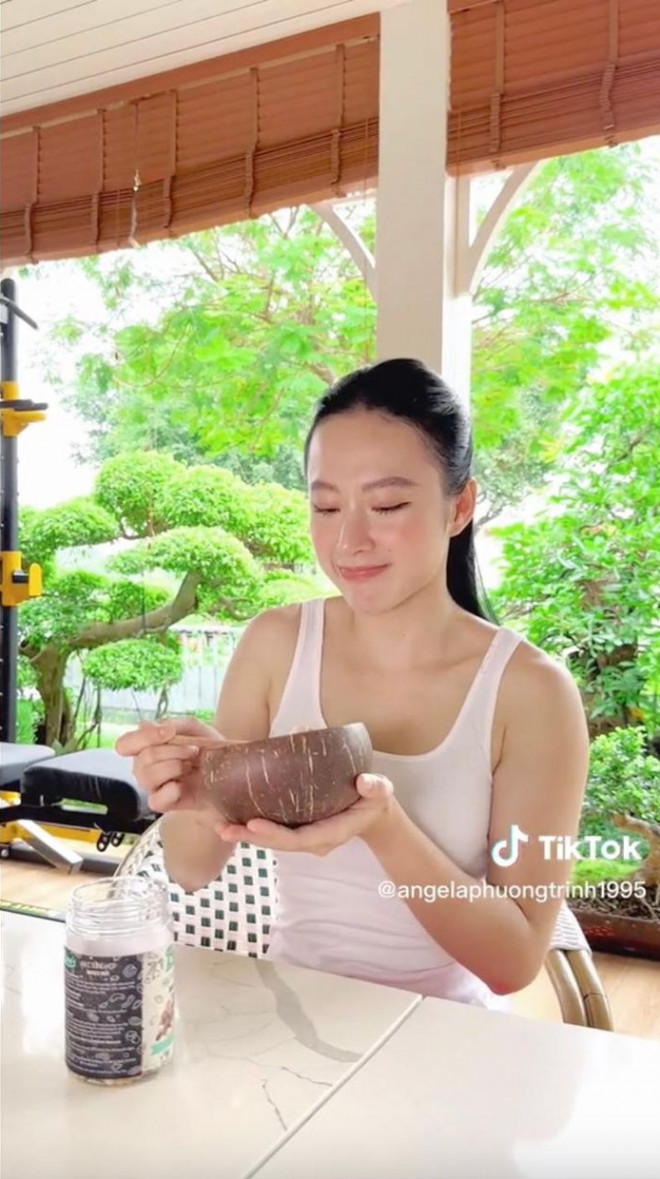 Góc hiên thư giãn thoáng mát của Angela Phương
Trinh.