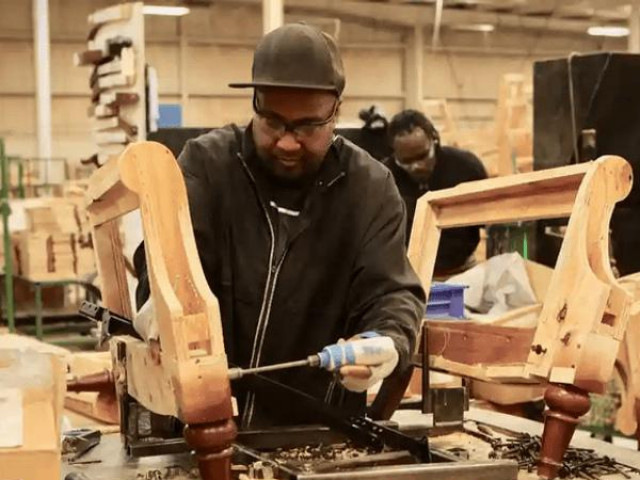 Kinh doanh - Hàng nghìn công nhân Mỹ sốc và thất vọng khi bị sa thải đột ngột trong đêm