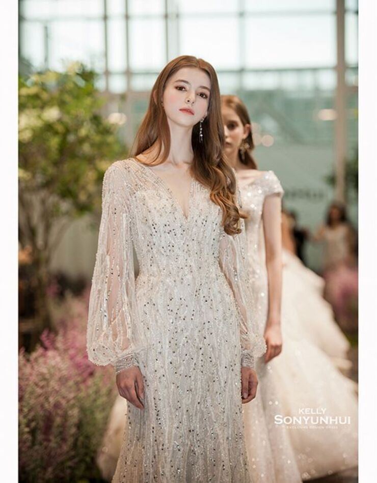 Ở nhiều nước Đông Âu, người ta tin rằng một cô gái lấy được chồng nước ngoài đồng nghĩa với việc cô ấy là&nbsp;người may mắn.
