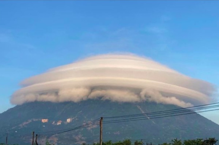Đám mây xuất hiện trên núi Bà Đen (tỉnh Tây Ninh) sáng 24/11.