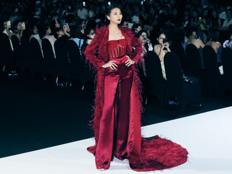 Thời trang - Thanh Hằng quyền lực với corset đỏ kết show Helene Hoài