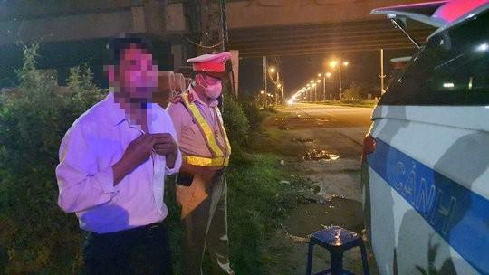 Người đàn ông viện lý do cảm giác chưa say, không chịu ký biên bản vi phạm