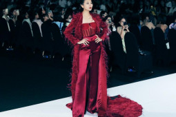 Thanh Hằng quyền lực với corset đỏ kết show Helene Hoài