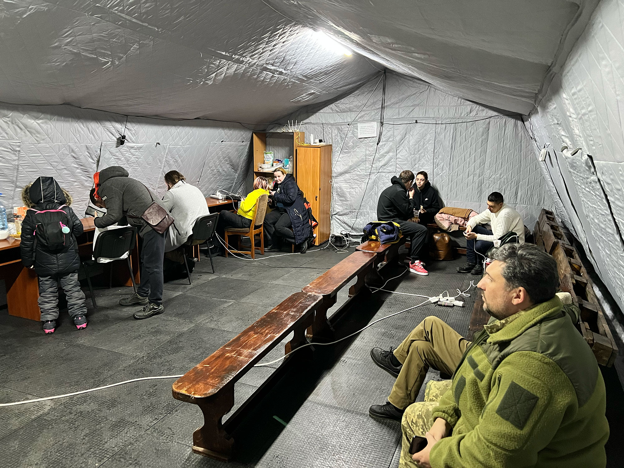 Bên trong một “trung tâm bất khả chiến bại”, nơi trú ẩn của người Ukraine trong mùa đông (ảnh: CNN)