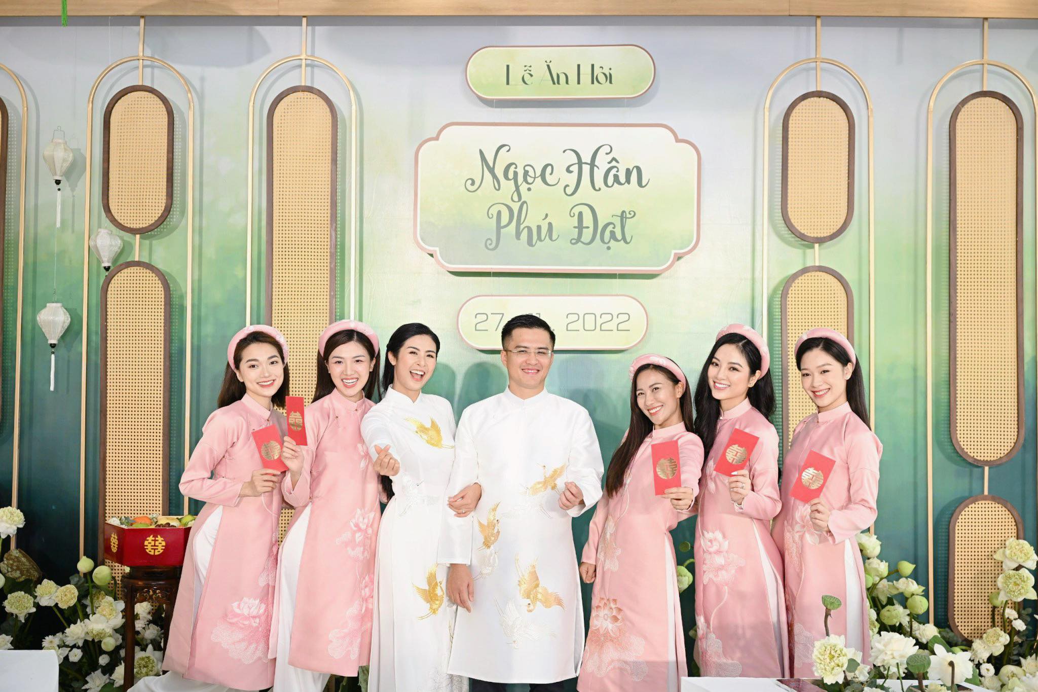 Cô dâu chú rể bên dàn phù dâu