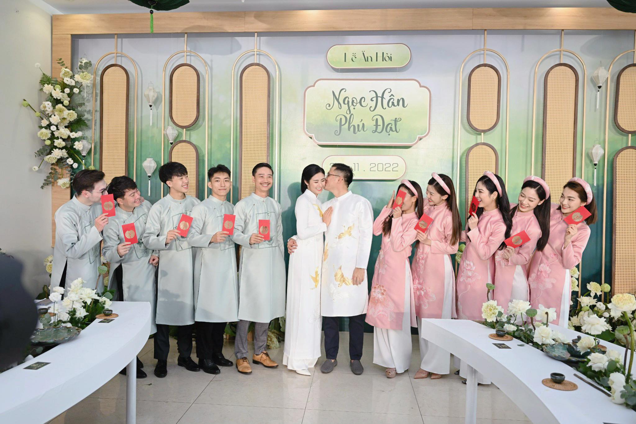 Chú rể dành tình cảm ngọt ngào cho cô dâu Ngọc Hân khi đứng bên dàn phù dâu, phù rể