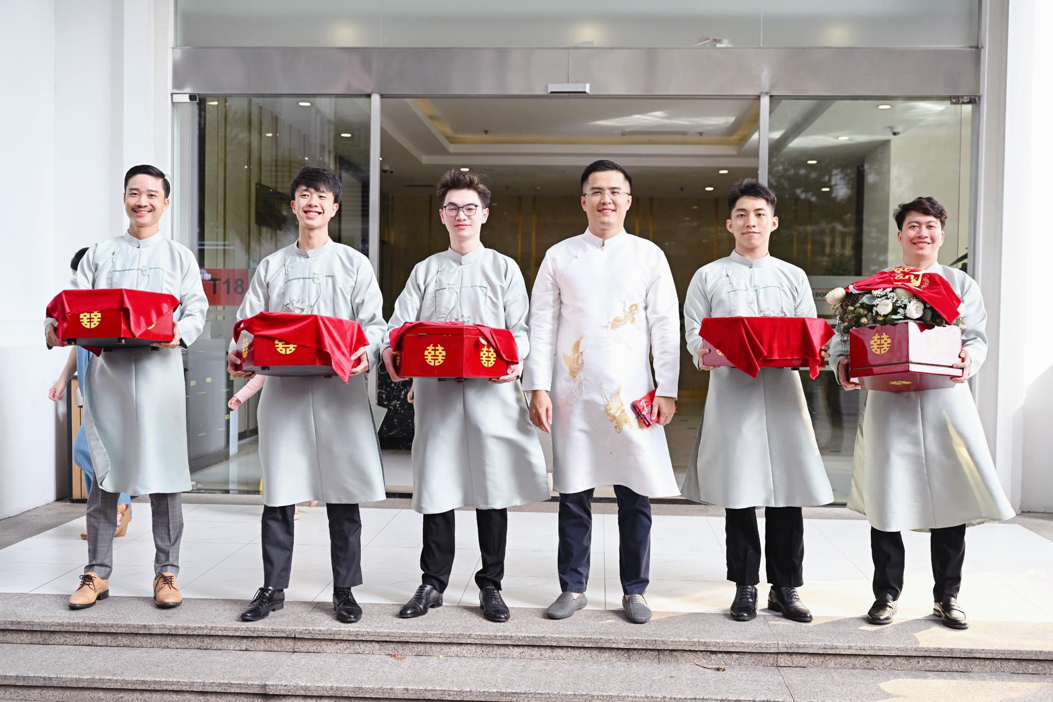 Chú rể Phú Đạt cùng dàn bê tráp nhà trai