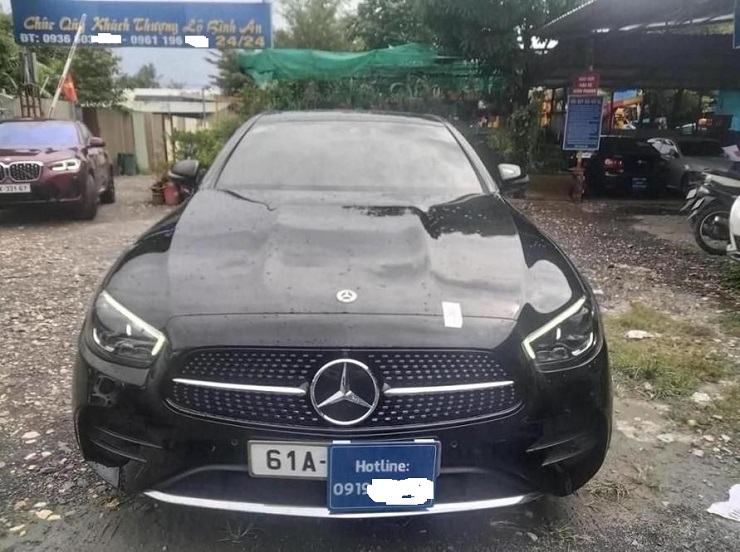 hiếc Mercedes E300 2021 đang được VIB rao bán với giá 2,5 tỷ đồng