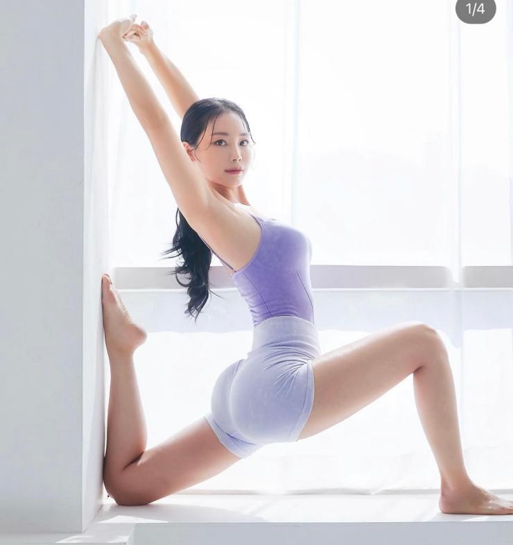 Cô giáo dạy yoga Hàn Quốc nổi tiếng mạng xã hội có nick name Soi.f là một trong những tín đồ sành điệu của yoga. 

