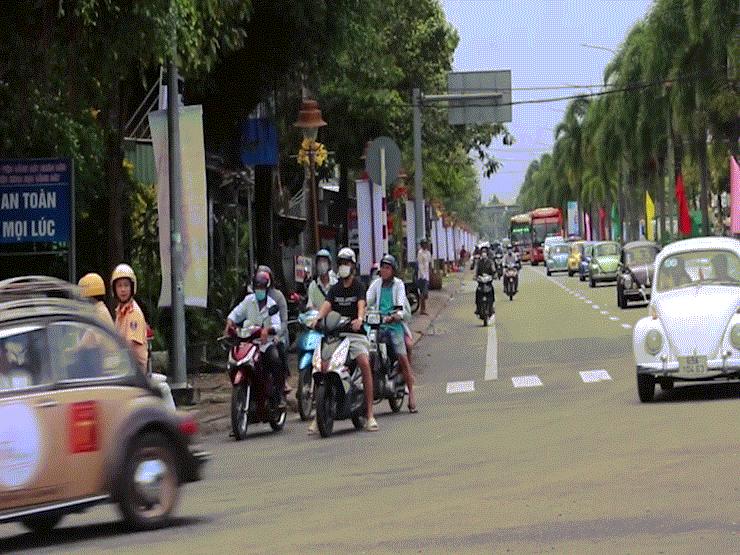 Tin tức trong ngày - CLIP: Độc đáo dàn xe cổ diễu hành chào mừng ngày hội lớn ở Bạc Liêu