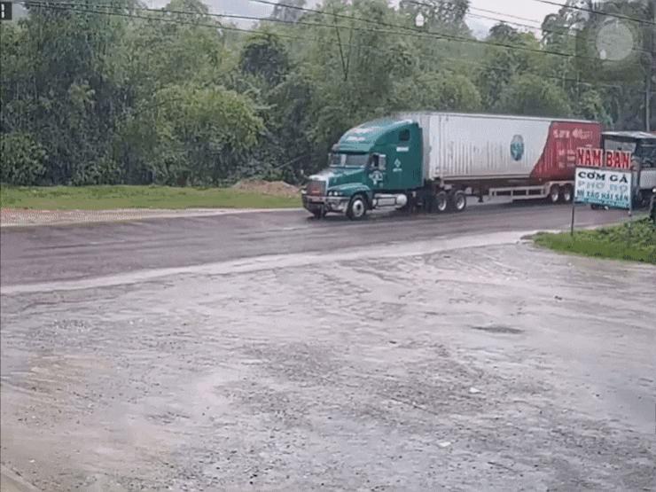 Ô tô - Clip: Kinh hoàng xe tải bất ngờ lùi trúng xe máy khiến 3 mẹ con tử vong