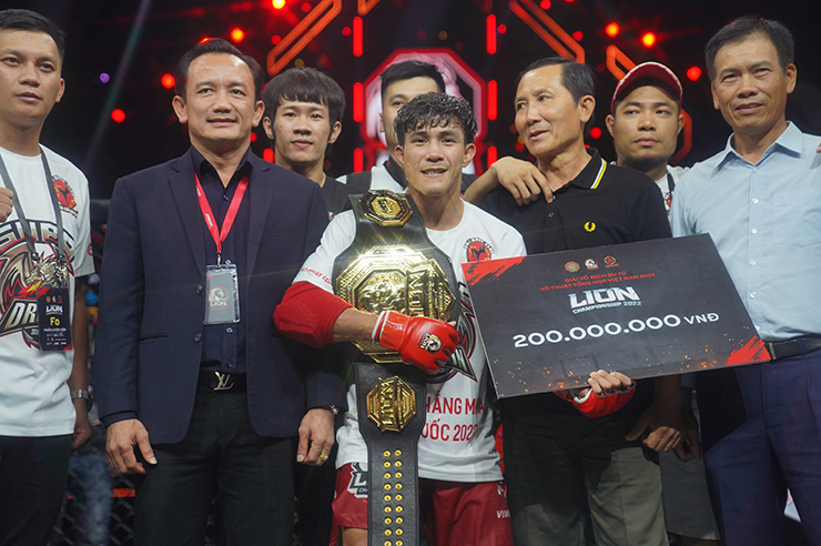Duy Nhất giành chiếc đai MMA chuyên nghiệp&nbsp;đầu tiên trong sự nghiệp cùng số tiền thưởng 200 triệu đồng