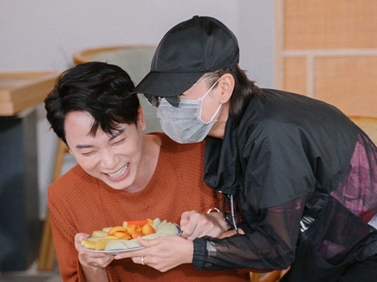 Đời sống Showbiz - Sao nữ cải trang làm "người phục vụ" vẫn bị Trúc Nhân vạch trần là ai?