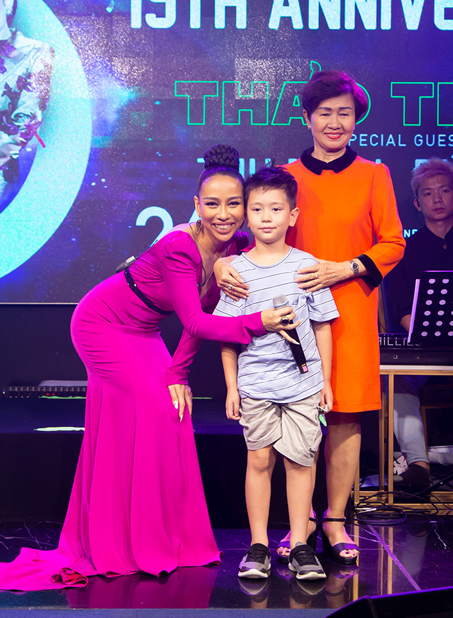 Mẹ và con trai góp mặt trong buổi diễn của nữ ca sĩ